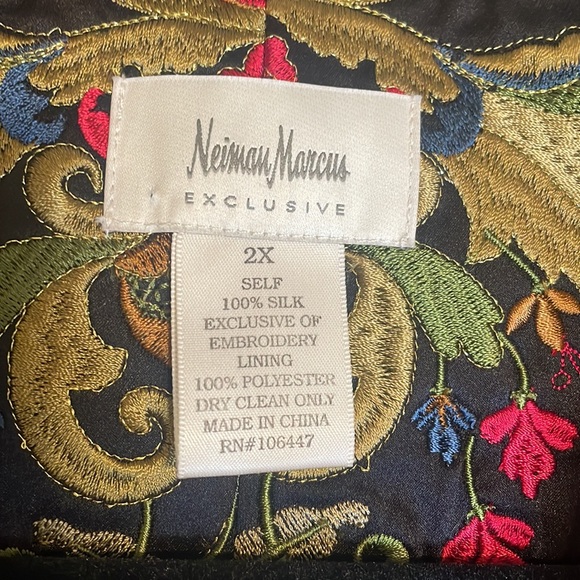 Neiman Marcus Exclusive 100% Silk, Embroidered Floral 2X Jacket - Picture 2 of 6